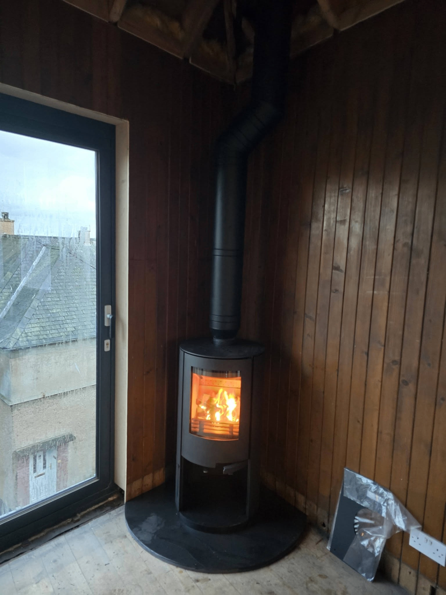 Corner-mounted stove with twin wall flue system