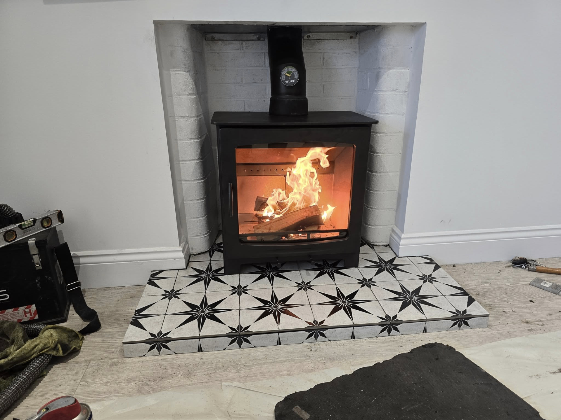 Contemporary stove with patterned tiled hearth