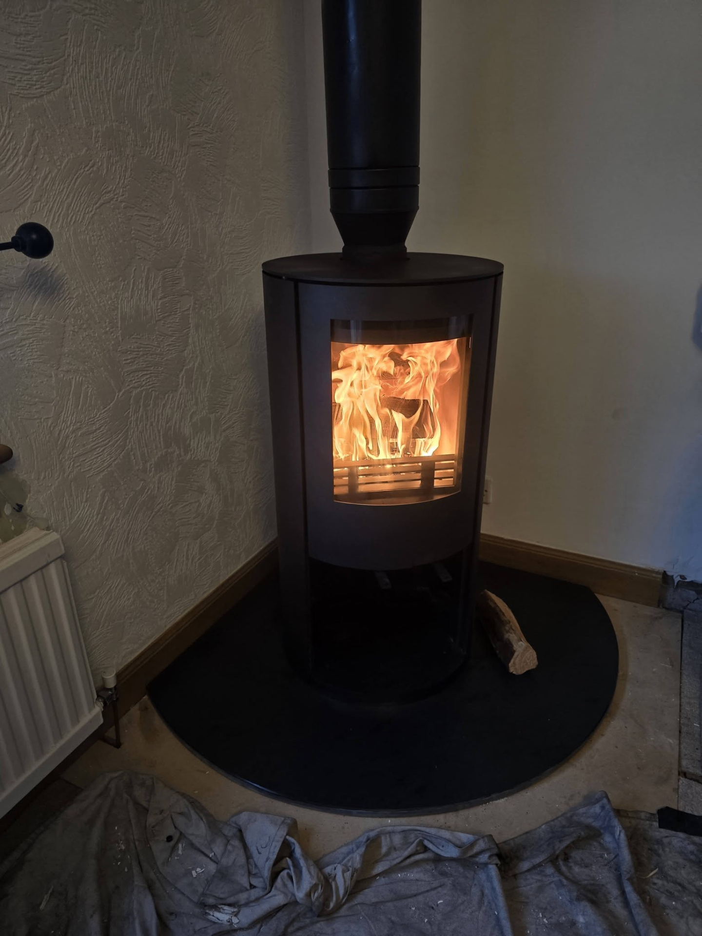 Freestanding cylindrical stove with twin wall flue